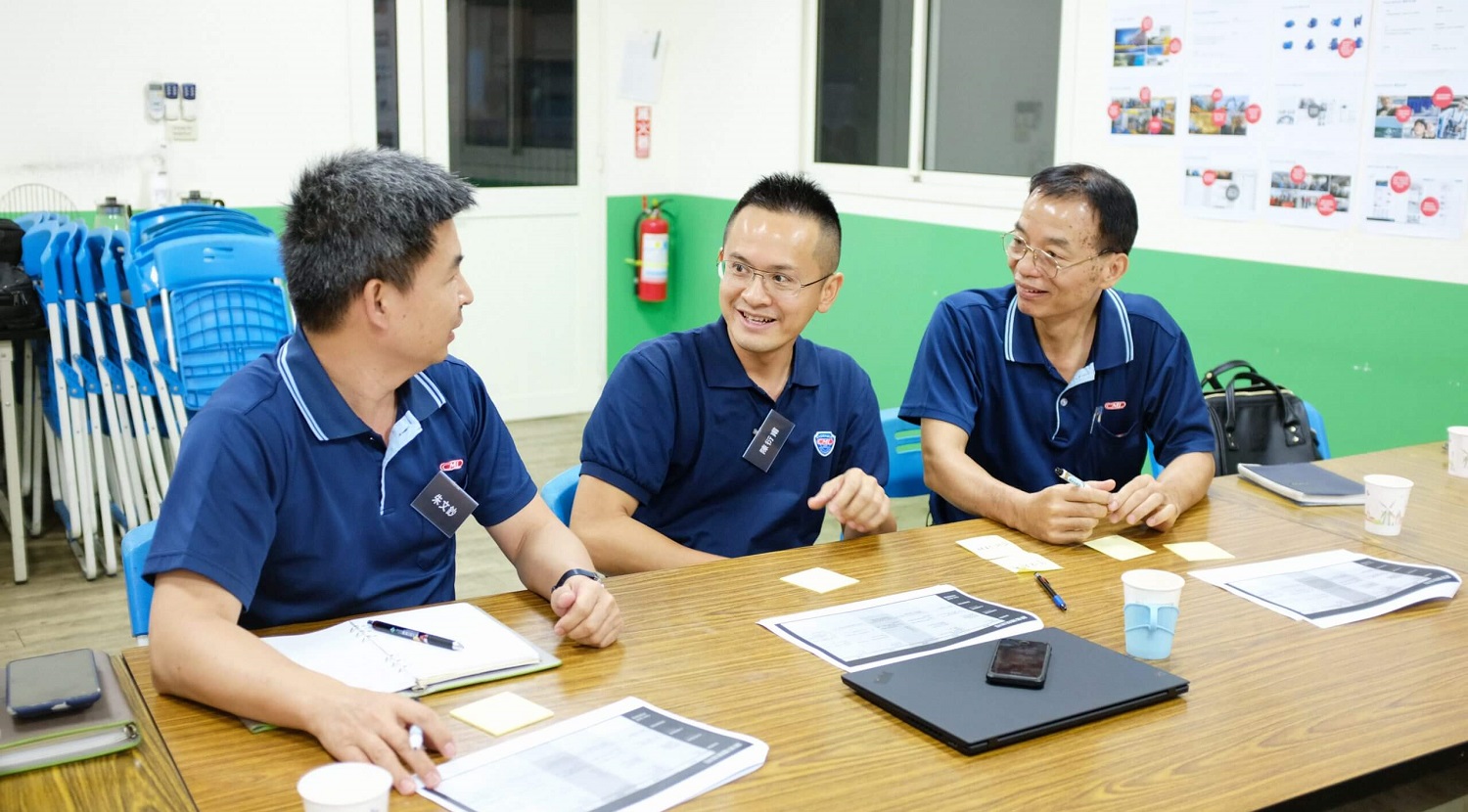 (左起)CML全懋精機副總理 朱文鈔、董事長 陳衍甫與 總經理 李金川 專注投入品牌策略的討論。