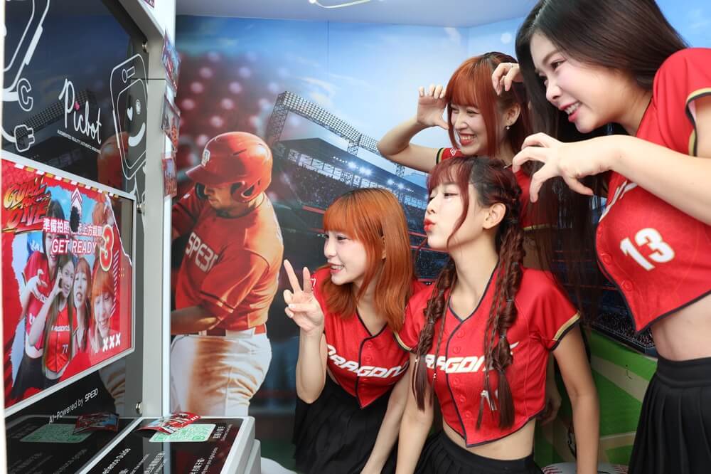 圖：味全龍啦啦隊小龍女（左起）霖霖、芮妮、蘿拉、賴可開心體驗「Picbot AI Virtual Studio 虛實幻象時空艙」