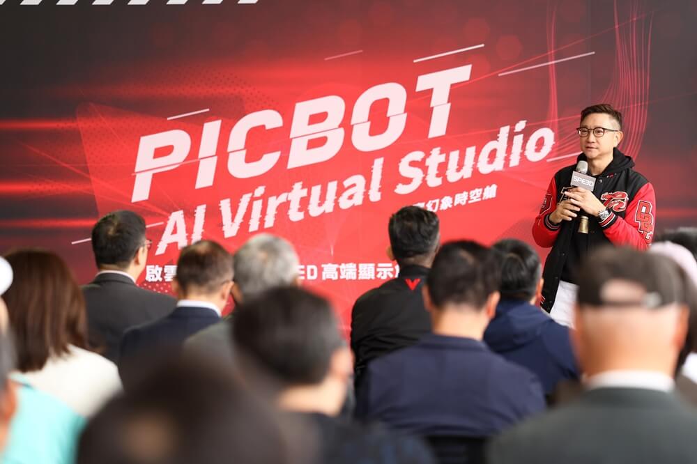 圖：啟雲科技股份有限公司 董事長暨執行長丘立全 分享「Picbot AI Virtual Studio 虛實幻象時空艙」研發成果