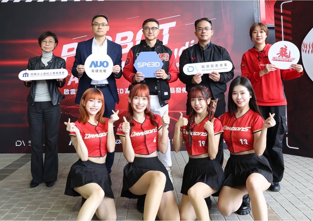 圖: (由左至右) 資策會數位轉型研究院 林玉凡院長、友達光電股份有限公司 LED顯屏事業單位 LED顯屏產品行銷業務處 江 山祺處長、啟雲科技股份有限公司 董事長暨執行長丘立全、經濟部產業發展署 電子資訊產業組 吳洋佑科長、味全龍副領隊 莊璦菁，共同參與「Picbot AI Virtual Studio 虛實幻象時空艙」產品發表。