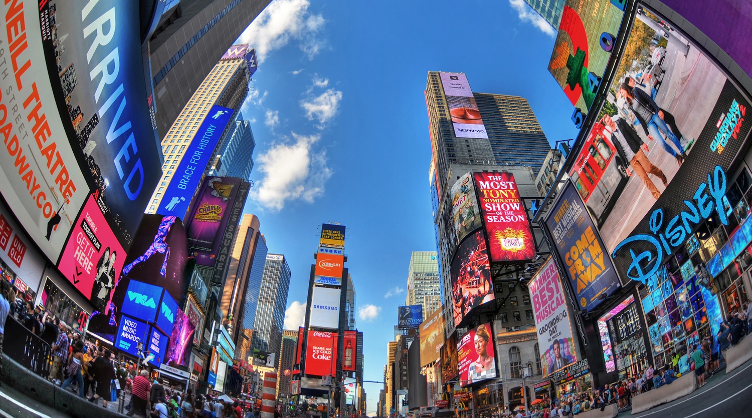 國外街景，意象為抓準當道趨勢，走向國際。