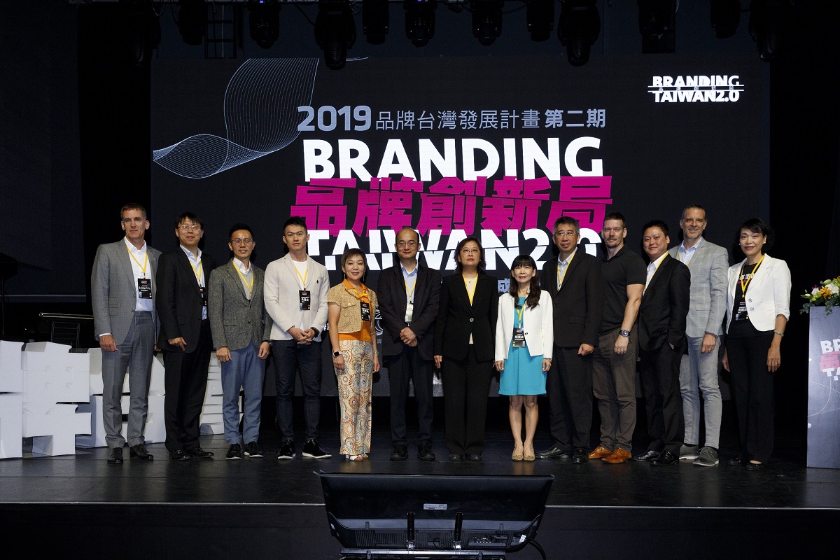 主辦單位工業局林碧郁組長(左7)與台經院張建一院長(左6)與講者和與會貴賓合影。