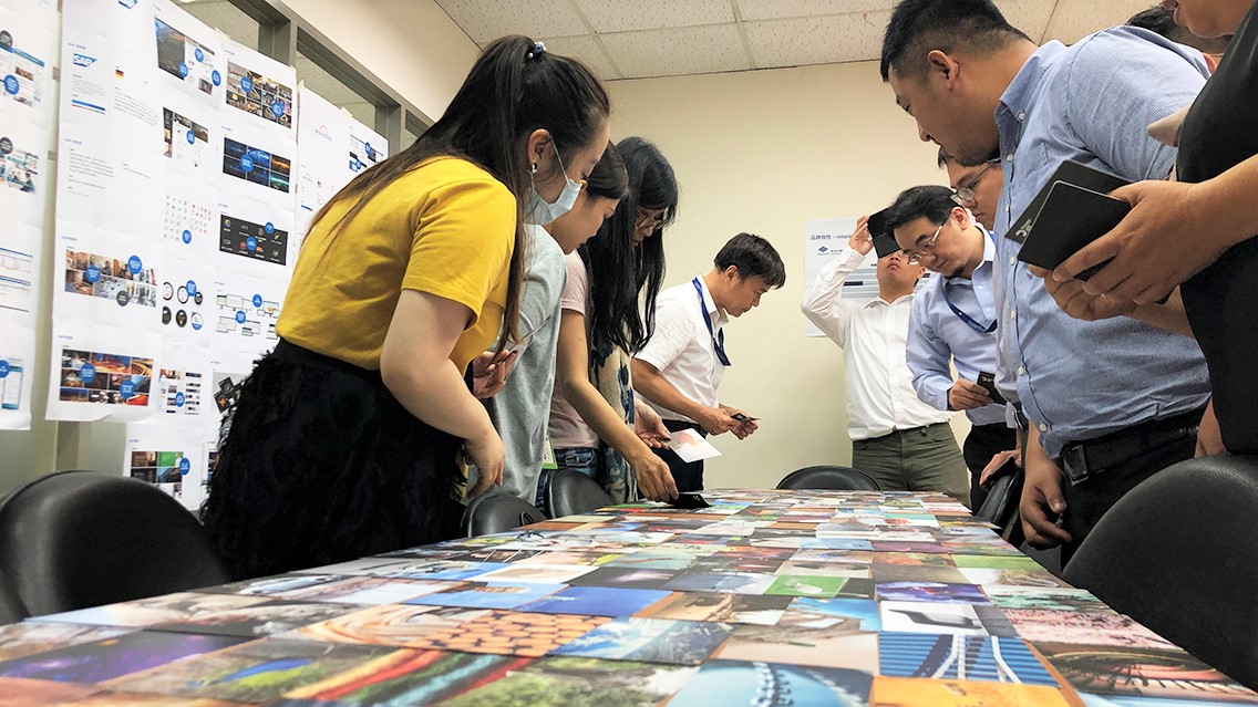 顧問團隊與英特內的團隊們透過品牌工作坊，共同發現品牌的理念與核心價值