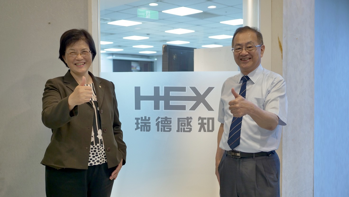 有了孫敬玟（左）亦師亦友的從旁協助，加上陳寶琳（右）與團隊的不斷努力，已讓瑞德感知科技公司的獲益有了顯著的躍進。.jpg