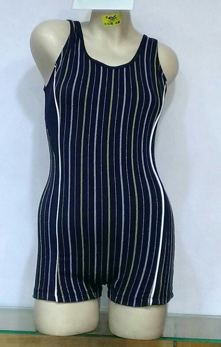 大女泳裝