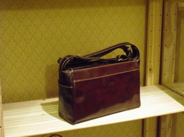 Sika素面淺咖啡色皮革斜背小包