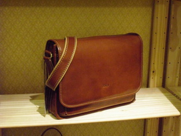 Sika素面淺咖啡色斜背磁扣掀蓋包