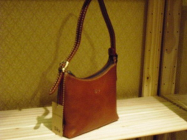 Sika素面淺咖啡色斜背小包