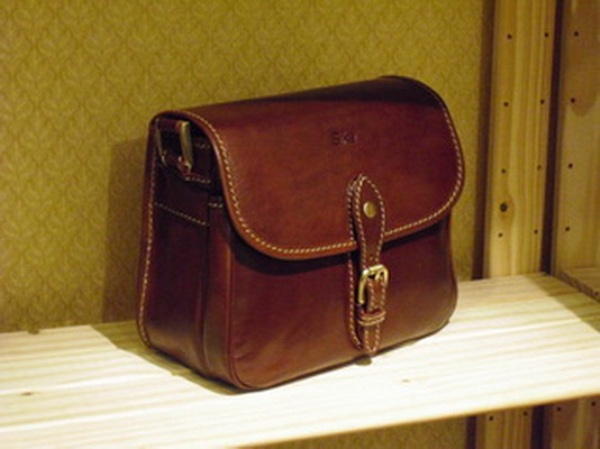 Sika素面深咖啡色斜背磁扣掀蓋包