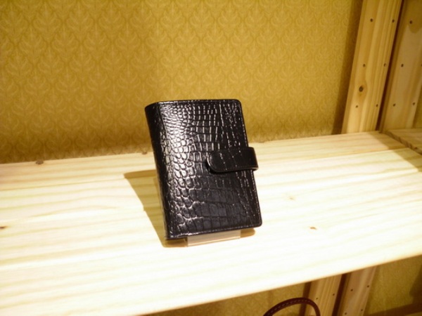 Sika 黑色壓紋中短夾