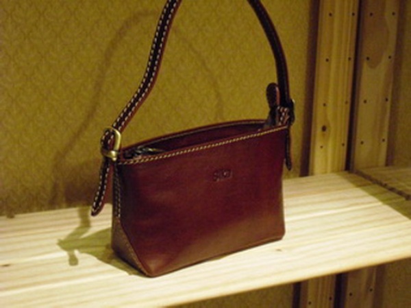 Sika素面淺咖啡色皮革斜背小包