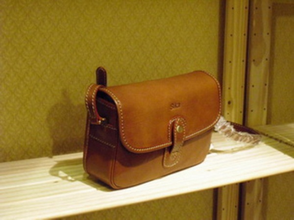 Sika素面淺咖啡色斜背磁扣掀蓋包