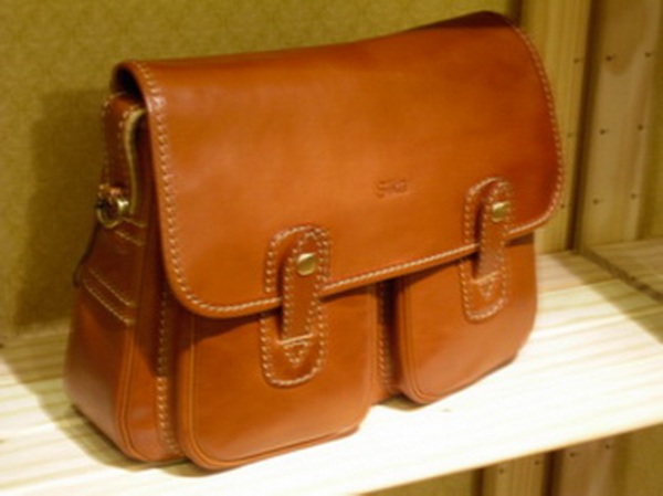 Sika素面淺咖啡色斜背磁扣掀蓋包