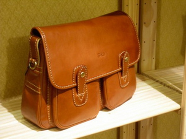 Sika素面淺咖啡色斜背磁扣掀蓋包