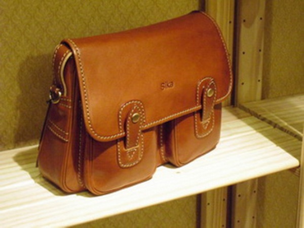 Sika素面淺咖啡色斜背磁扣掀蓋包