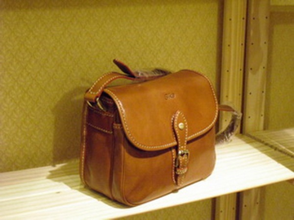 Sika素面淺咖啡色斜背磁扣掀蓋包