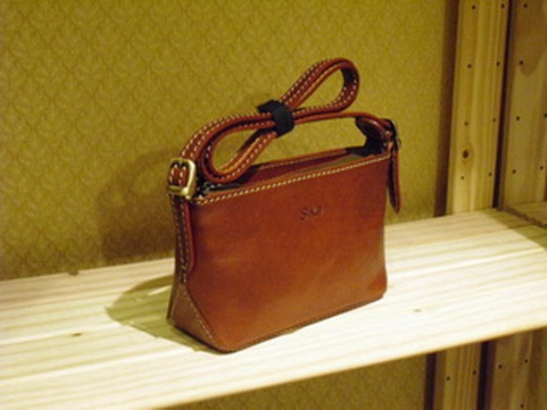 Sika素面淺咖啡色斜背小包