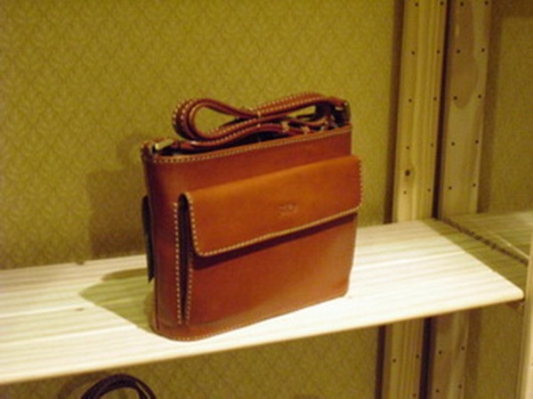 Sika素面淺咖啡色斜背小包