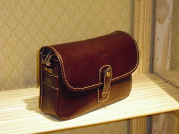 Sika素面深咖啡色斜背磁扣掀蓋包