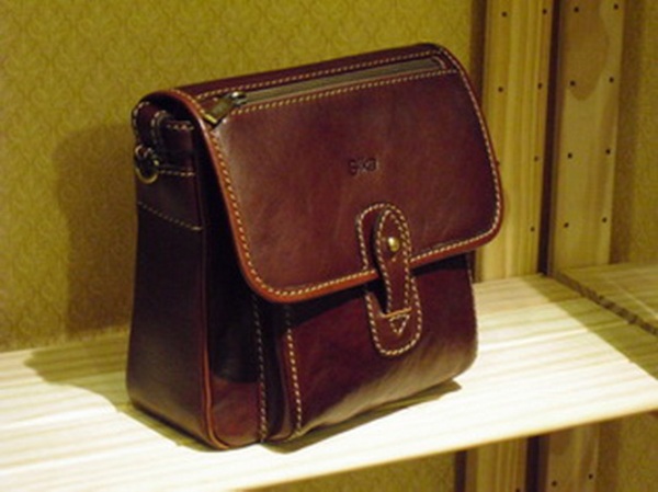 Sika素面深咖啡色斜背磁扣掀蓋包