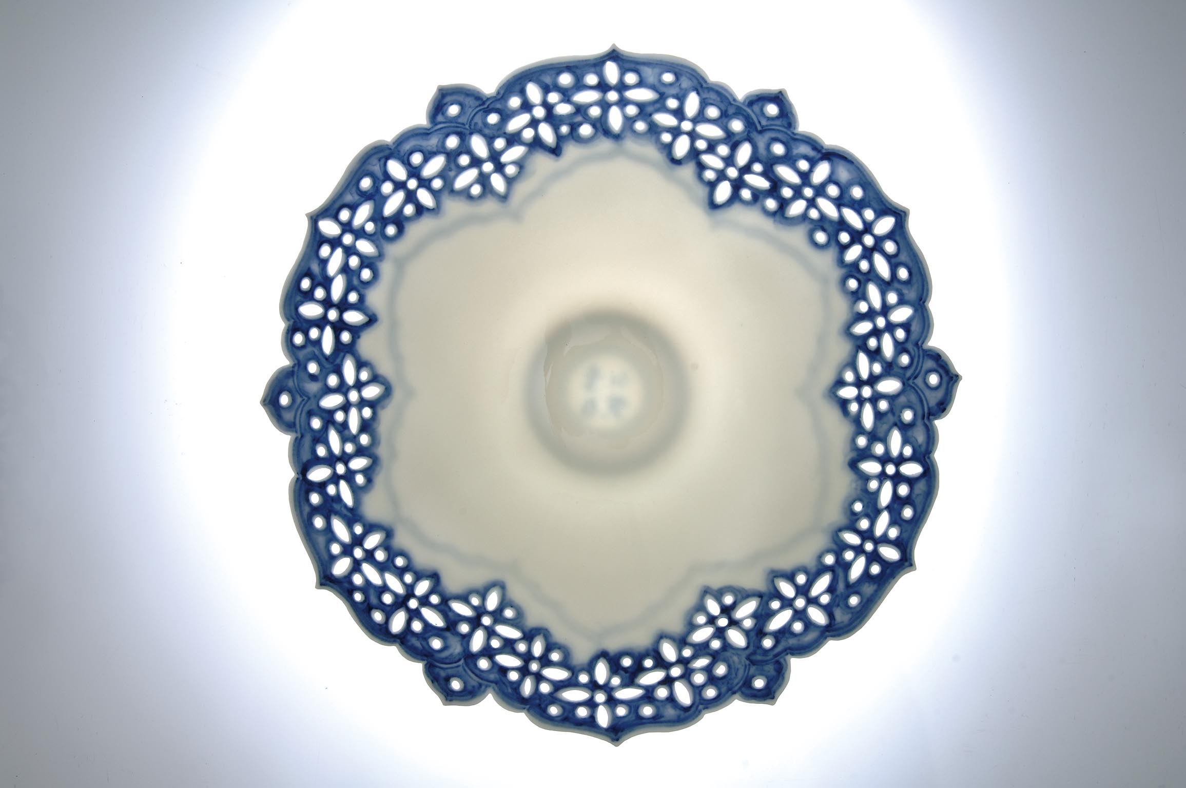 裝飾陶瓷-其它裝飾陳設陶瓷製品 - 蓮瓣青花鏤空薄胎碗(17cm)
