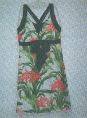 大女泳裝