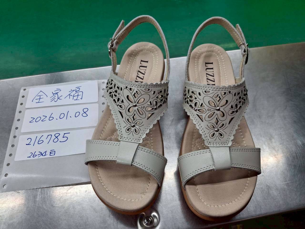 [LUZZI]休閒雷雕涼鞋