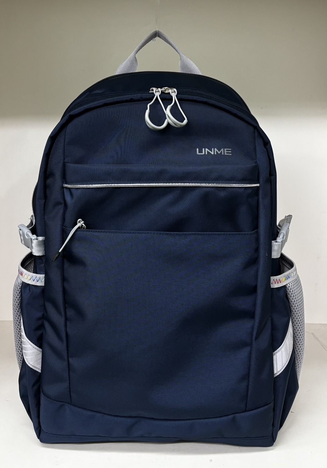 極簡輕量護脊背包