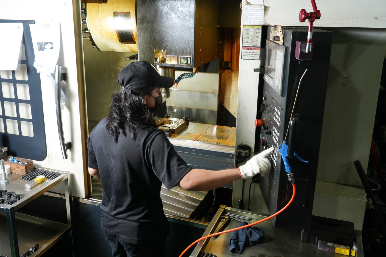 圖 4、為了取得不易的真空幫浦零組件，鋒魁科技採購多台CNC加工機投入「自造」。.jpg