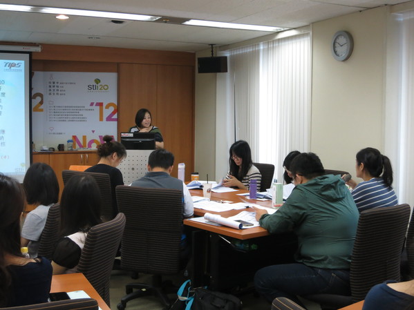 藉由假設情境，講師模擬為稽核員而學員為受稽人員，進行模擬演練，讓學員從中體驗稽核流程之態度、應對及注意事項。